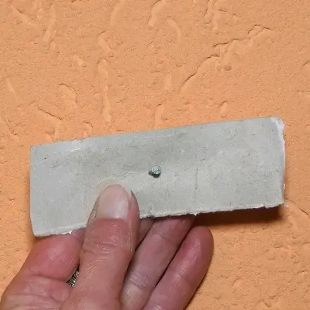 Kleine Nägel einschlagen ohne Schmerzen