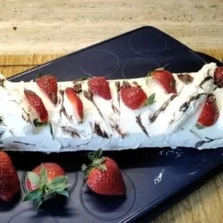 Frischkäse-Biskuitrolle mit Erdbeeren