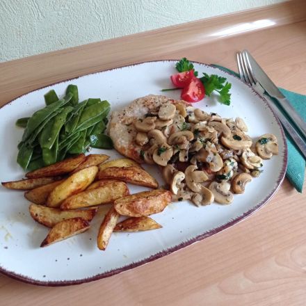 Jägerschnitzel mit Kartoffeln und Gemüse