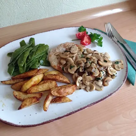 Jägerschnitzel mit Kartoffeln und Gemüse