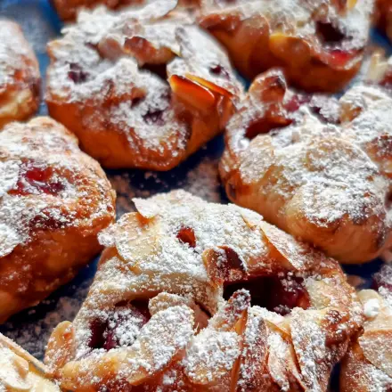 Blätterteig-Kirschtaschen