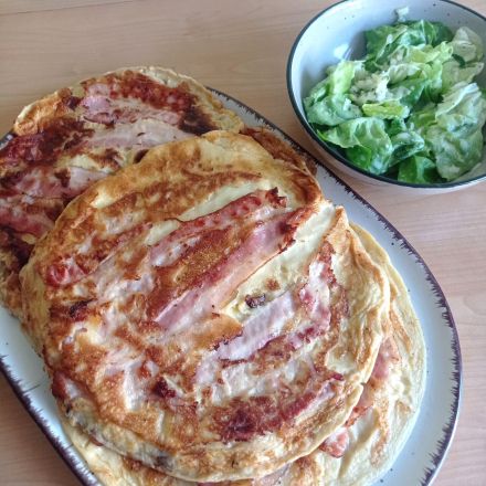 Speckpfannkuchen mit Salat