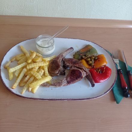 Lammkoteletts gebraten mit Aioli & Paprika-Beilage