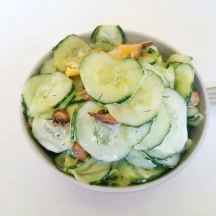 Gurkensalat mit Joghurt und Smashed Potatoes