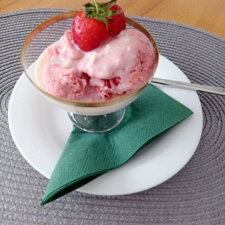 Erdbeereis mit Vanillesoße selber machen