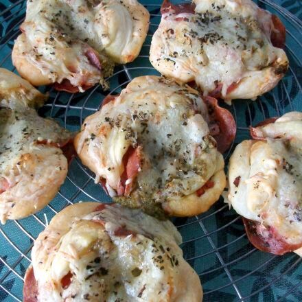 Blätterteig-Rosen mit Salami & Käse