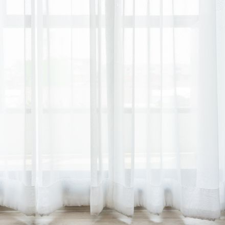 Weiße Gardinen waschen – so geht's richtig