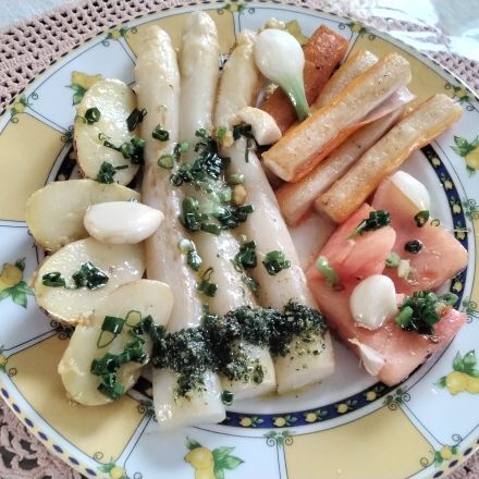 Spargel mit Kartoffeln, Surimi & gegrillter Melone