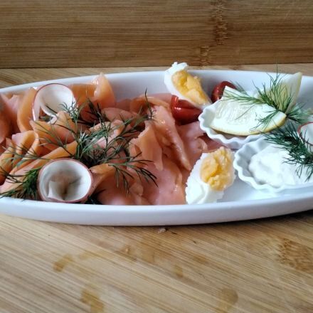 Geräucherter Lachs mit Meerrettich, Ei und Apfelrose