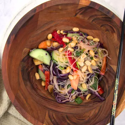 Asiatischer Glasnudelsalat mit Erdnuss-Dressing