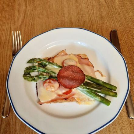 Spargel-Toast überbacken mit Schinken, Käse & Salami