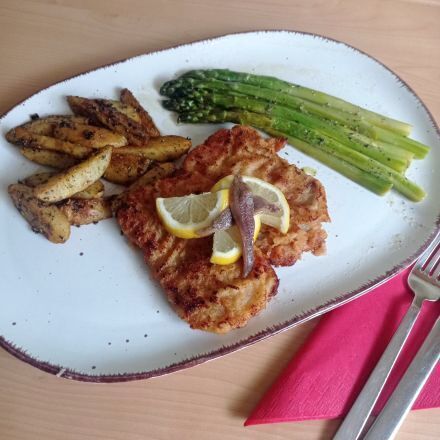 Gedünsteter Spargel mit Schnitzel und Kartoffel-Wedges