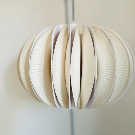 Lampenschirm aus Papptellern basteln – DIY Anleitung