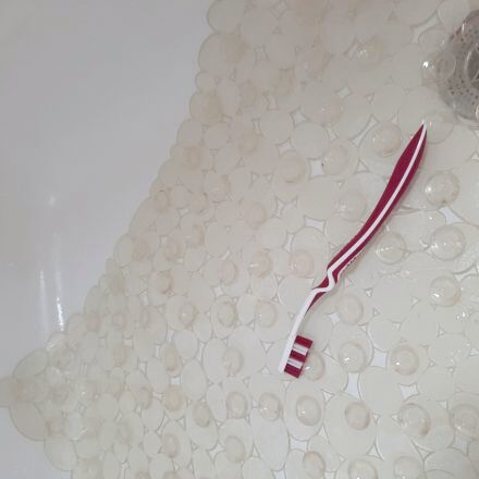 Duschmatte reinigen mit Zahnbürste