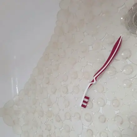 Duschmatte reinigen mit Zahnbürste