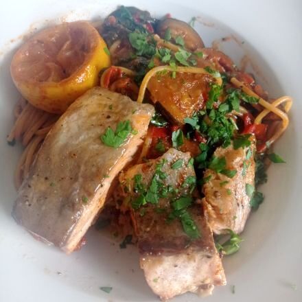 Spaghetti mit Lachs und Tomatensoße