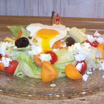 Salat mit Kartoffeln und Spiegelei