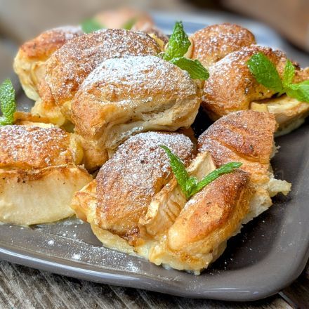 Milchbrötchen-Auflauf mit Pudding & Apfel