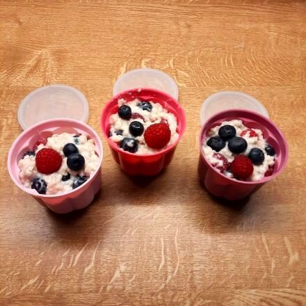 Haferflockenbrei mit Beeren für Kleinkinder