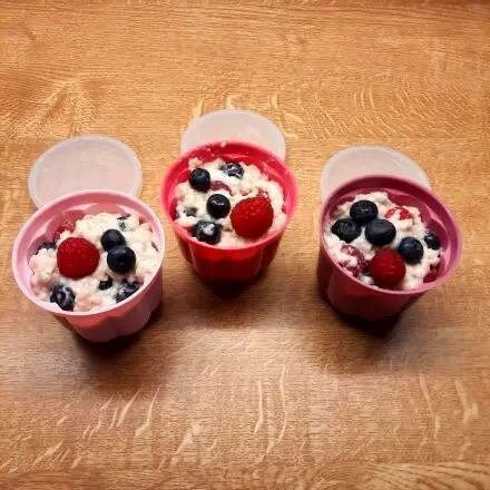 Haferflockenbrei mit Beeren für Kleinkinder