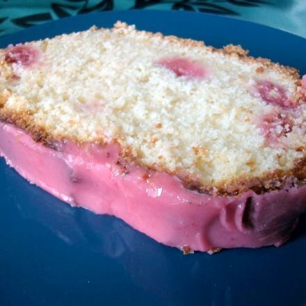 Fruchtiger Rührkuchen mit Himbeeren und Zitrone