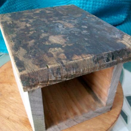 Harz von Insektenhotel aus Holz entfernen