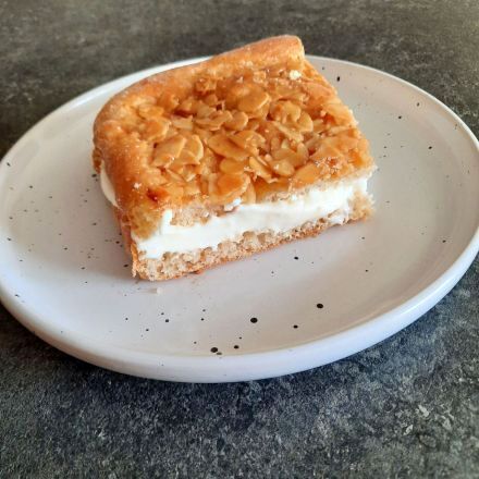 Weltbester Bienenstich vom Blech mit Dinkelvollkornmehl