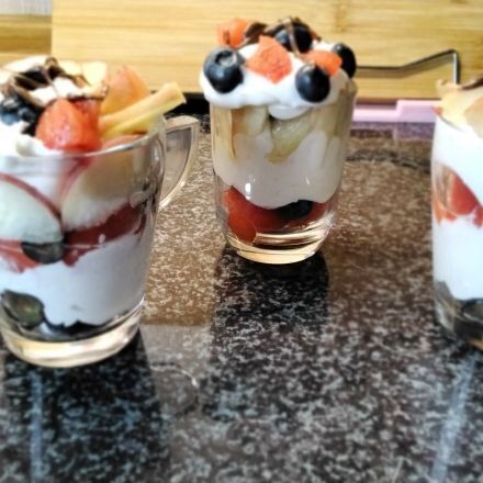 Paradies-Creme-Dessert mit Früchten