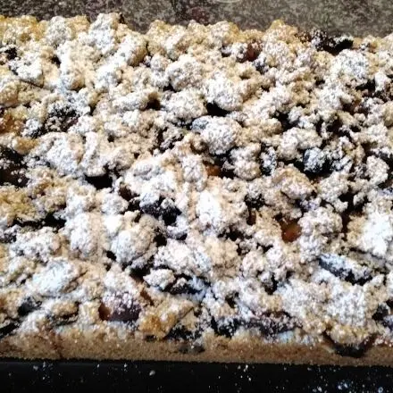 Zwetschgenkuchen mit Rumrosinen und Streuseln