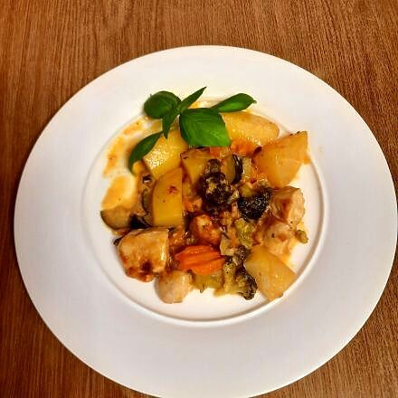 Paprika-Hähnchen in Kartoffel-Gemüse-Rahm-Soße