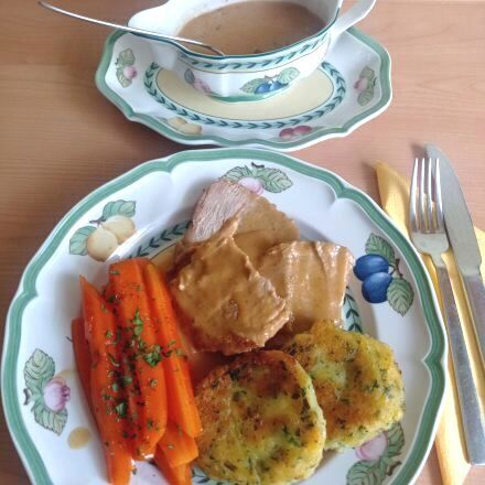 Kalbsbraten aus dem Ofen mit Weißwein-Rahmsoße