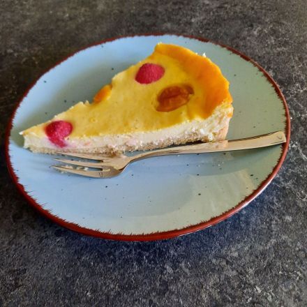 Käsekuchen-Tarte mit Mirabellen und Himbeeren