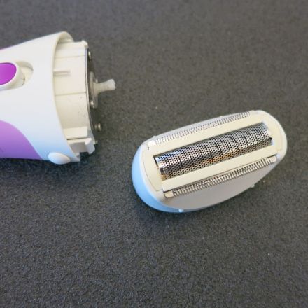 Klinge eines Trockenrasierers säubern mit Gebissreiniger