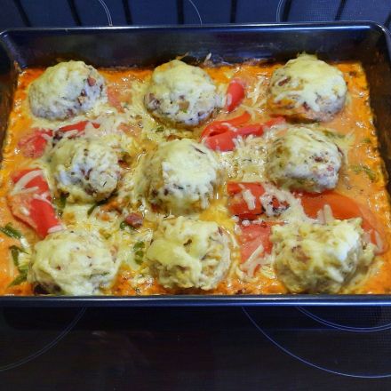 Knödel-Auflauf mit Gemüse & Tomatensoße
