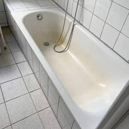 Rötliche Verfärbungen in Badewanne entfernen