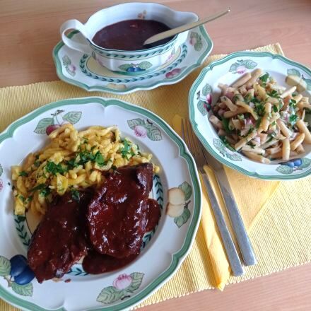 Rinderbraten mit Spätzle in Burgundersoße