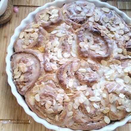 Rosenkuchen mit Nuss-Vanillepudding-Füllung