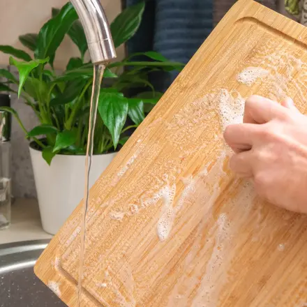 Schneidebrett richtig trocknen – Trick gegen Schimmel