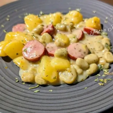 Dicke Bohnen mit Kartoffeln untereinander