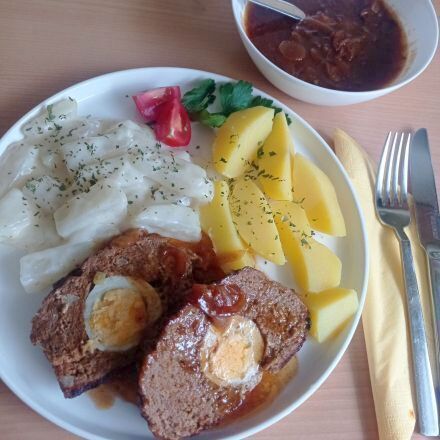 Hackbraten mit Ei in Zwiebelsoße