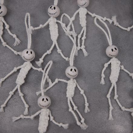 Makramee-Skelett als Halloweendeko