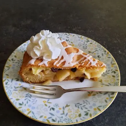 Gedeckter Apfelkuchen mit Rosinen & Korinthen