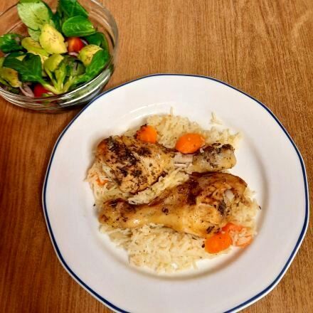 Hähnchenkeulen im Reisbett, mit Feldsalat und Avocado