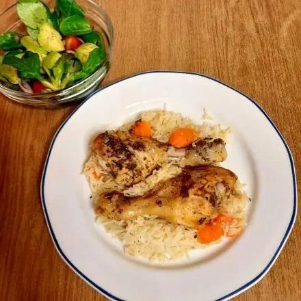 Hähnchenkeulen im Reisbett, mit Feldsalat und Avocado