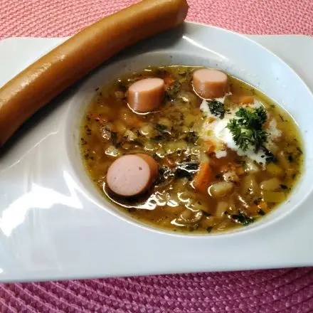 Gemüsesuppe mit Wiener Würstchen