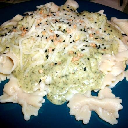 Nudeln mit Pesto aus Möhrengrün