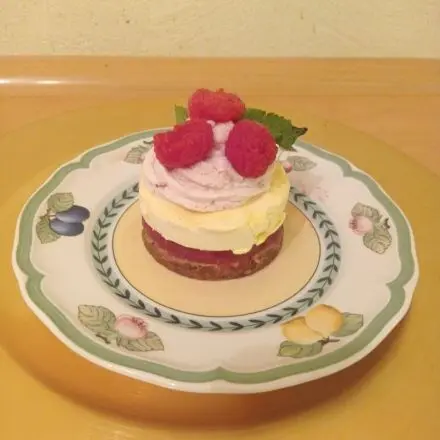 Eistörtchen mit Himbeer-Sahne