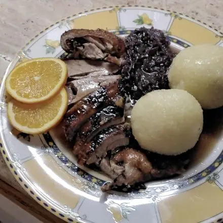 Entenbraten mit Orangen (Ente à l'orange) und Knödel