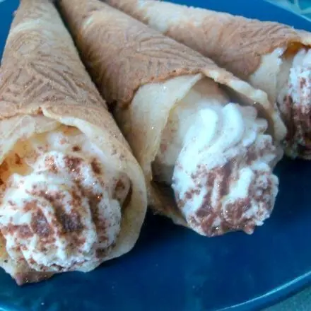 Eiserkuchen - Waffelhörnchen mit Sahne