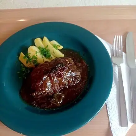 Kohlrouladen aus Wirsing mit Salzkartoffeln